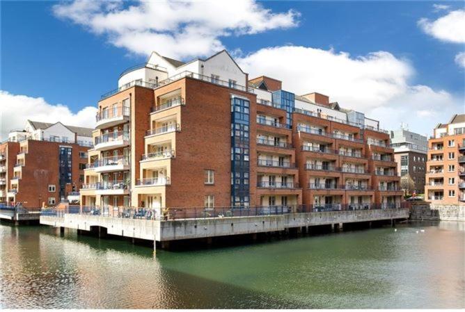 Habitación en casa particular Custom House Harbour Apartments, Ifsc *